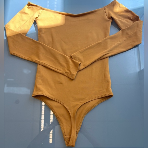Aritzia Babaton Mustard Long Sleeve Boatneck Thong-cut Soft Bodysuit size XS - Picture 6 of 9